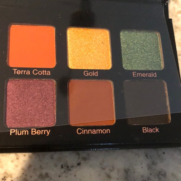 Violet Voss-Essentials - Picture 4 of 5